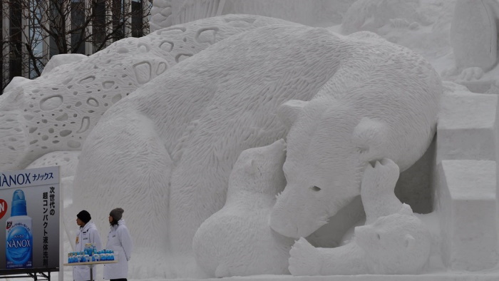 Scultura di neve di orsa e cuccioli