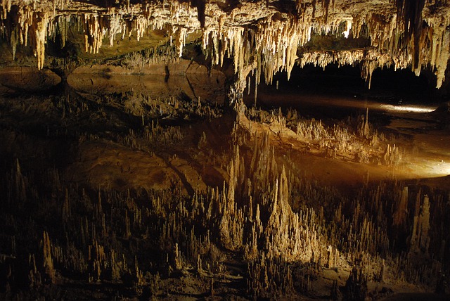 Fotografia di una caverna, simile all'atmosfera dello TomitsuKuni